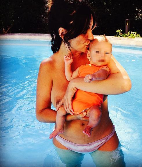 Melanie Olivares presenta a su hijo posando en topless