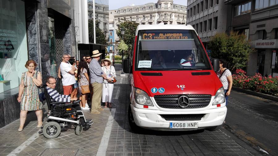 El paro total en las líneas que unen el Centro con la Alhambra y el Albaicín multiplica por cinco la espera