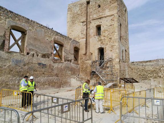 Excavaciones en el patio central de la fortaleza. 