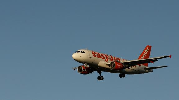 Un piloto de Easyjet pide a sus pasajeros que voten si quieren volar con el avión averiado