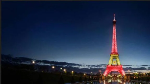 El bulo viral de la Torre Eiffel iluminada con los colores de España por Nadal que muchos se han creído