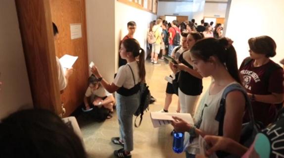 Los estudiantes esperan para entrar al examen