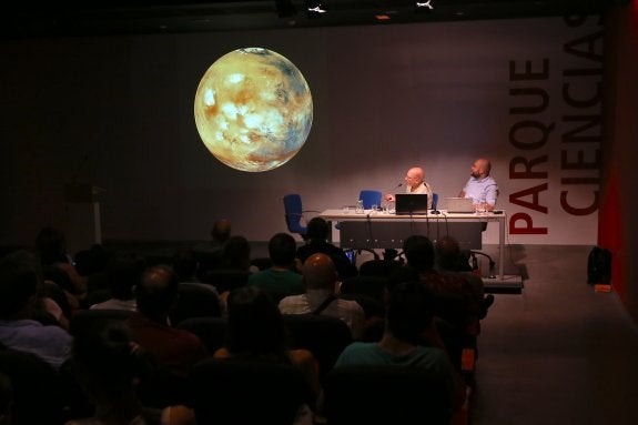 El profesor Javier Ruiz explica a la audiencia detalles de Marte; a su lado, Alejandro Cardesín.