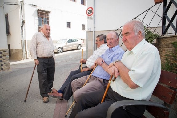 Mayores charlan en la plaza de la Constitución de Ferreira.