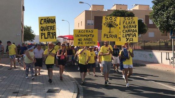El amarillo se convirtió en el color oficial de las protestas en la barriada almeriense.