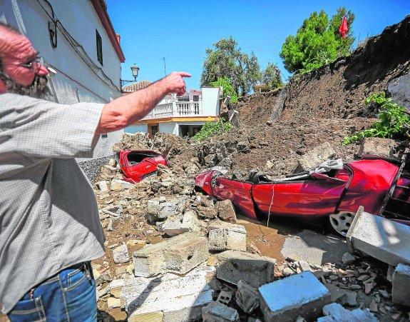Toneladas de tierra y cascotes cayeron sobre los dos coches, que quedaron completamente destrozados.