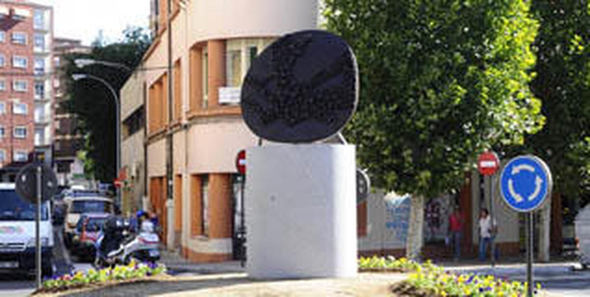 Una escultura de Coomonte culmina la obra de la avenida de Portugal