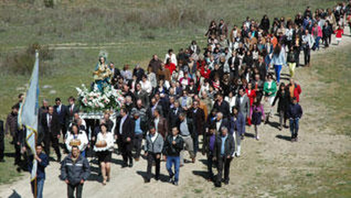 Cientos de vecinos se unen a la procesión de Nuestra Señora del Castillo en Yecla de Yeltes