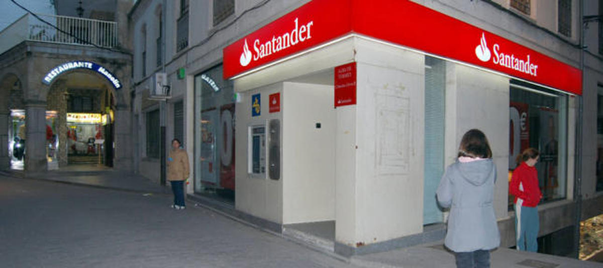 Despedida la imputada por la desaparición de 30.200 euros de la papelera de un banco en Alba