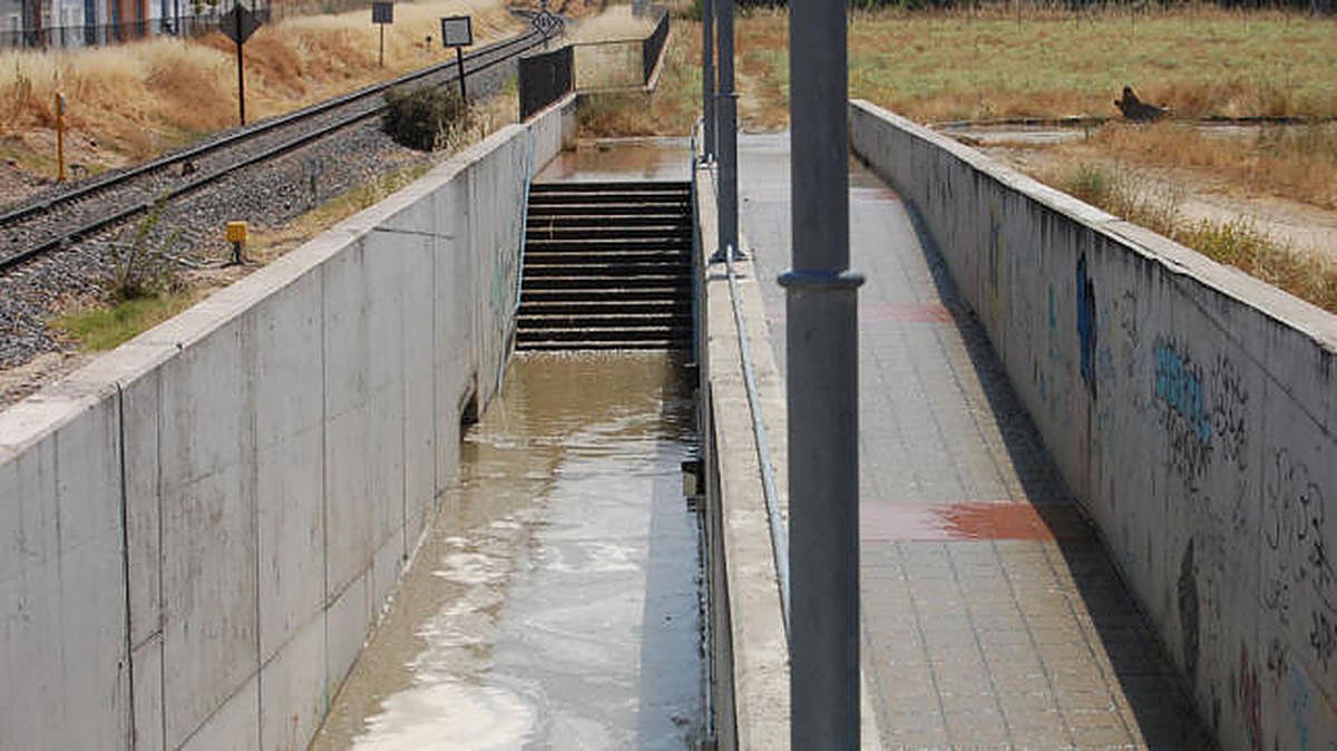 Un reventón inunda el paso inferior de la vía en Peñaranda