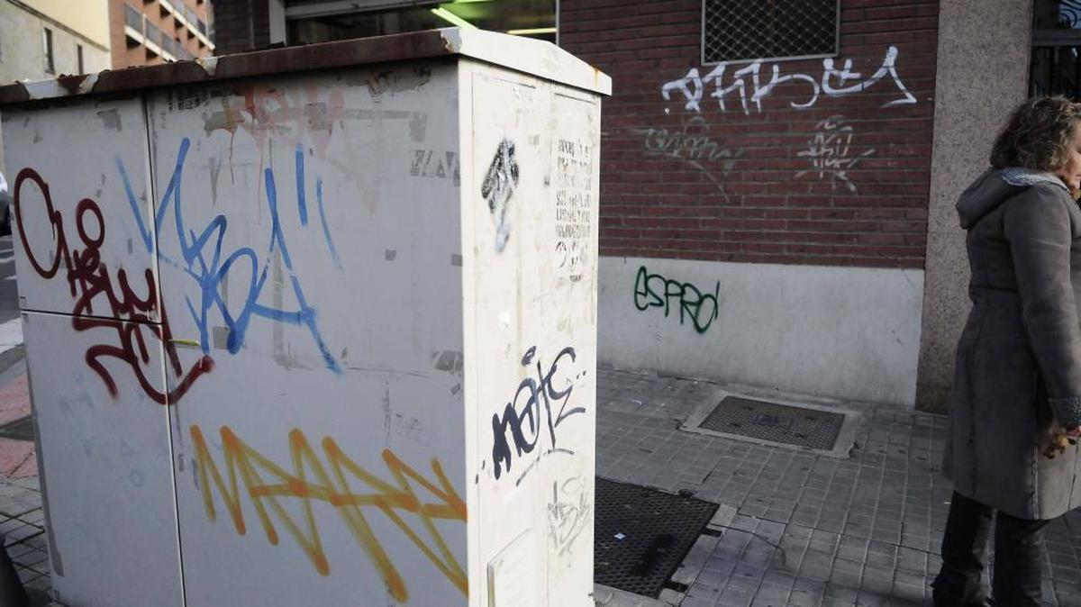 'Cazados' tres grafiteros en Canalejas con un cargamento de sprays y los bocetos de sus 'obras'