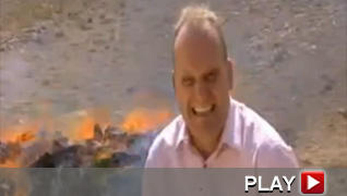 Un reportero de la BBC se 'coloca' en directo en una quema de drogas