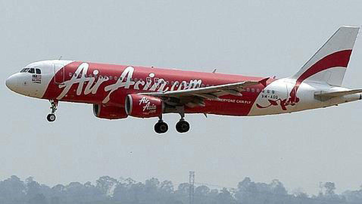 Suspenden temporalmente la búsqueda del avión de AirAsia con 162 personas a bordo