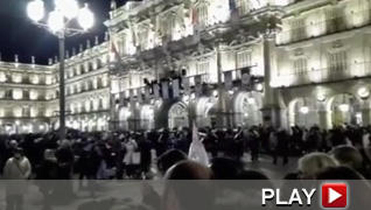 El emotivo cántico en la Plaza Mayor al Cristo de la Agonía