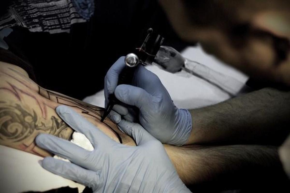 Europa alerta de que la tinta de los tatuajes puede liberar sustancias cancerígenas