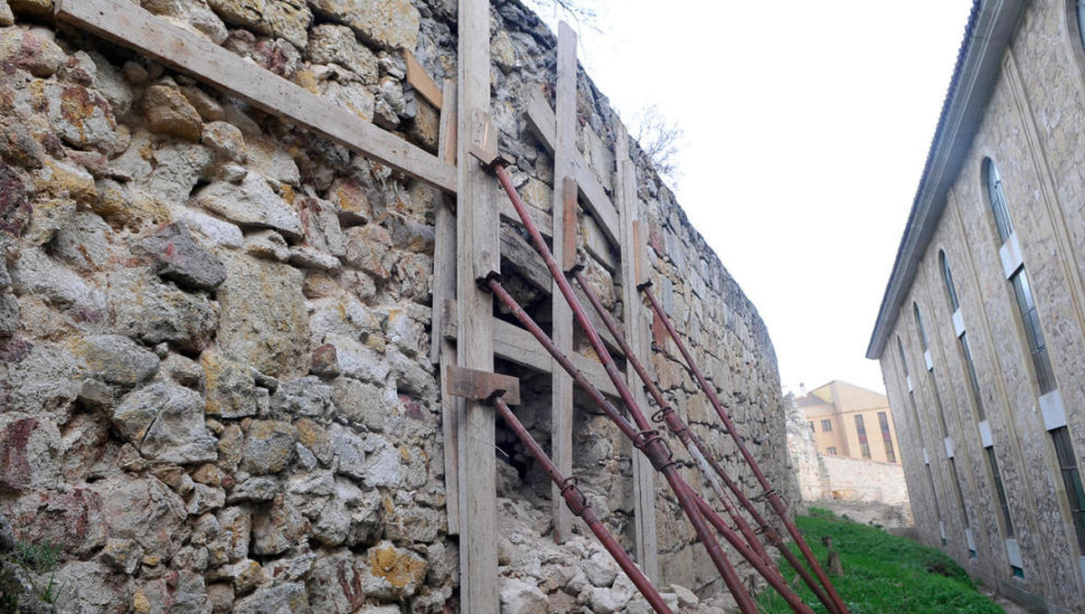 Hacienda rehabilitará la deteriorada Muralla oculta tras el Carmen de Abajo