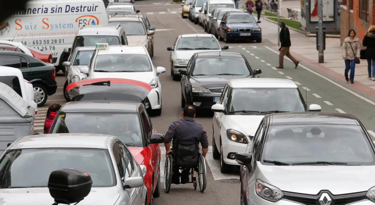 Un nuevo incidente de tráfico reabre la polémica por el aparcamiento junto a los colegios
