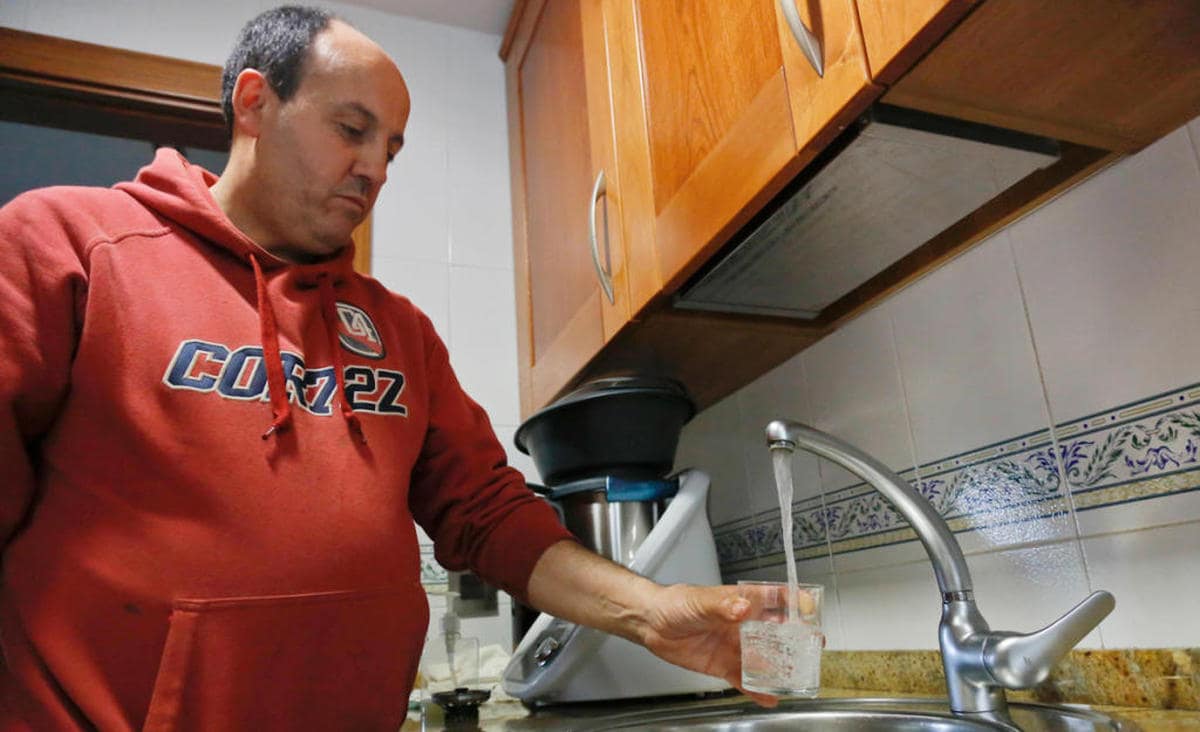 Protestas de vecinos de Salamanca por el mal sabor del agua