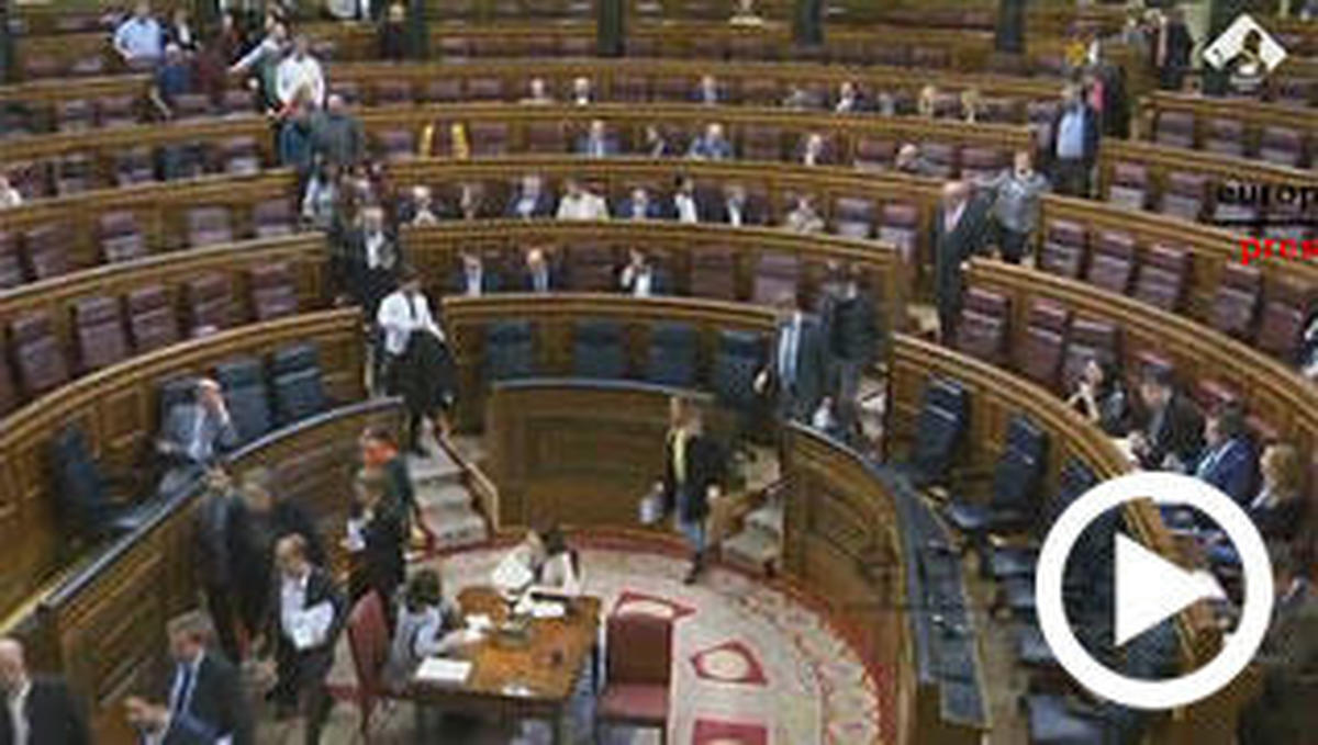 Diputados de Unidos Podemos salen del Congreso tras impedir Pastor una defensa de Homs