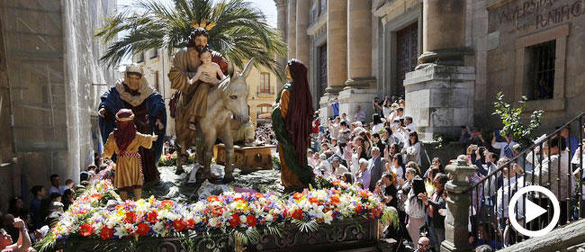 Miles de fieles arropan a La Borriquilla por las calles de Salamanca
