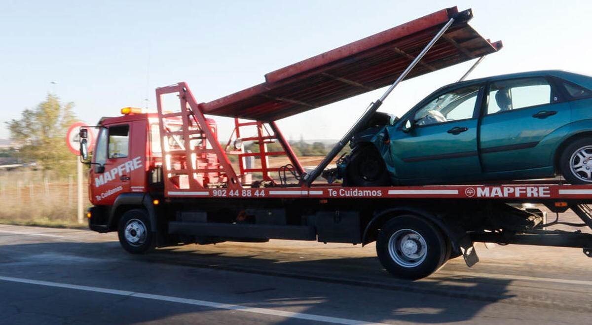 Aparatoso accidente con un hombre herido en la rotonda de E.Leclerc