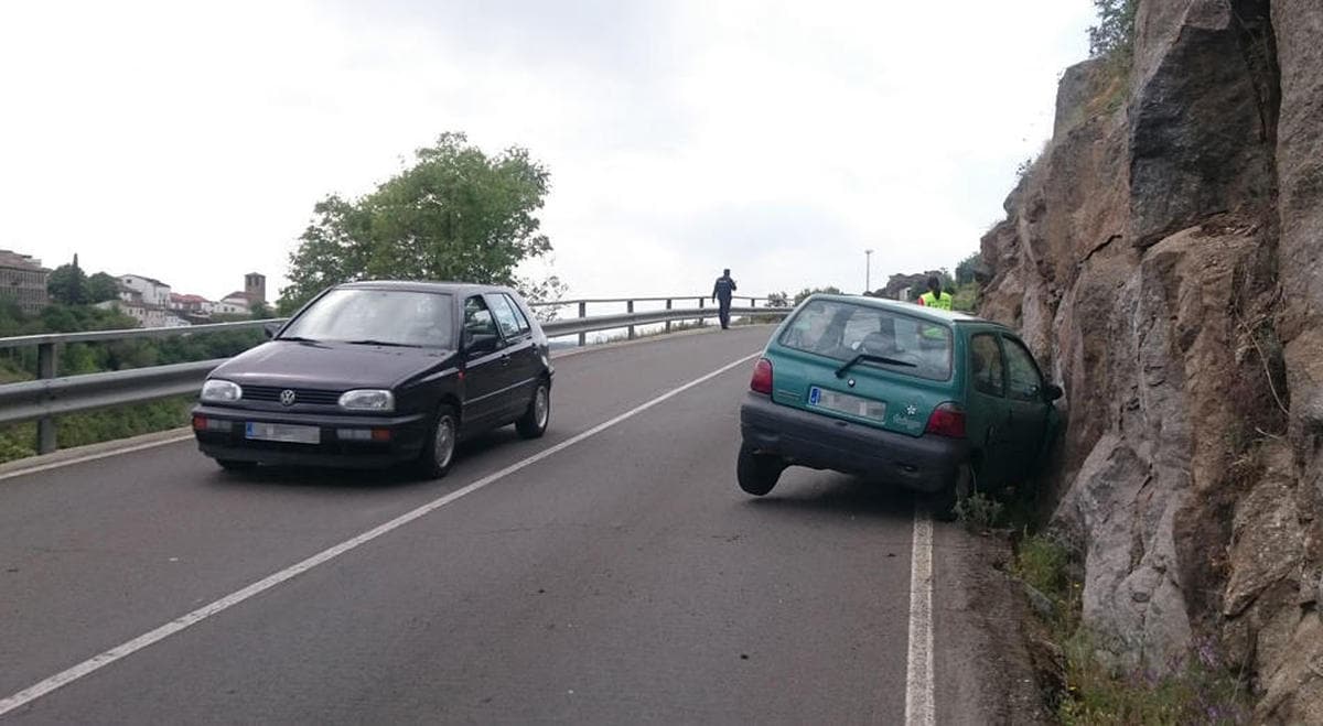 Un turismo se empotra contra un muro en la carretera SA-220 en Béjar por una avispa