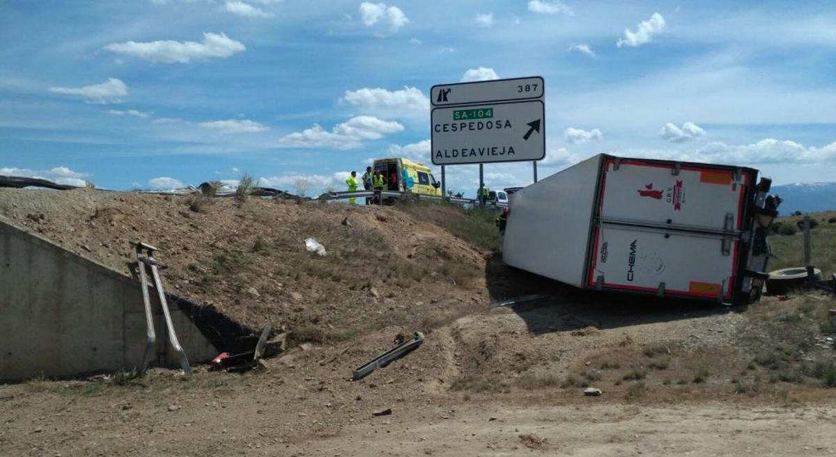 Un camión se lleva 100 metros de quitamiedos en la A-66