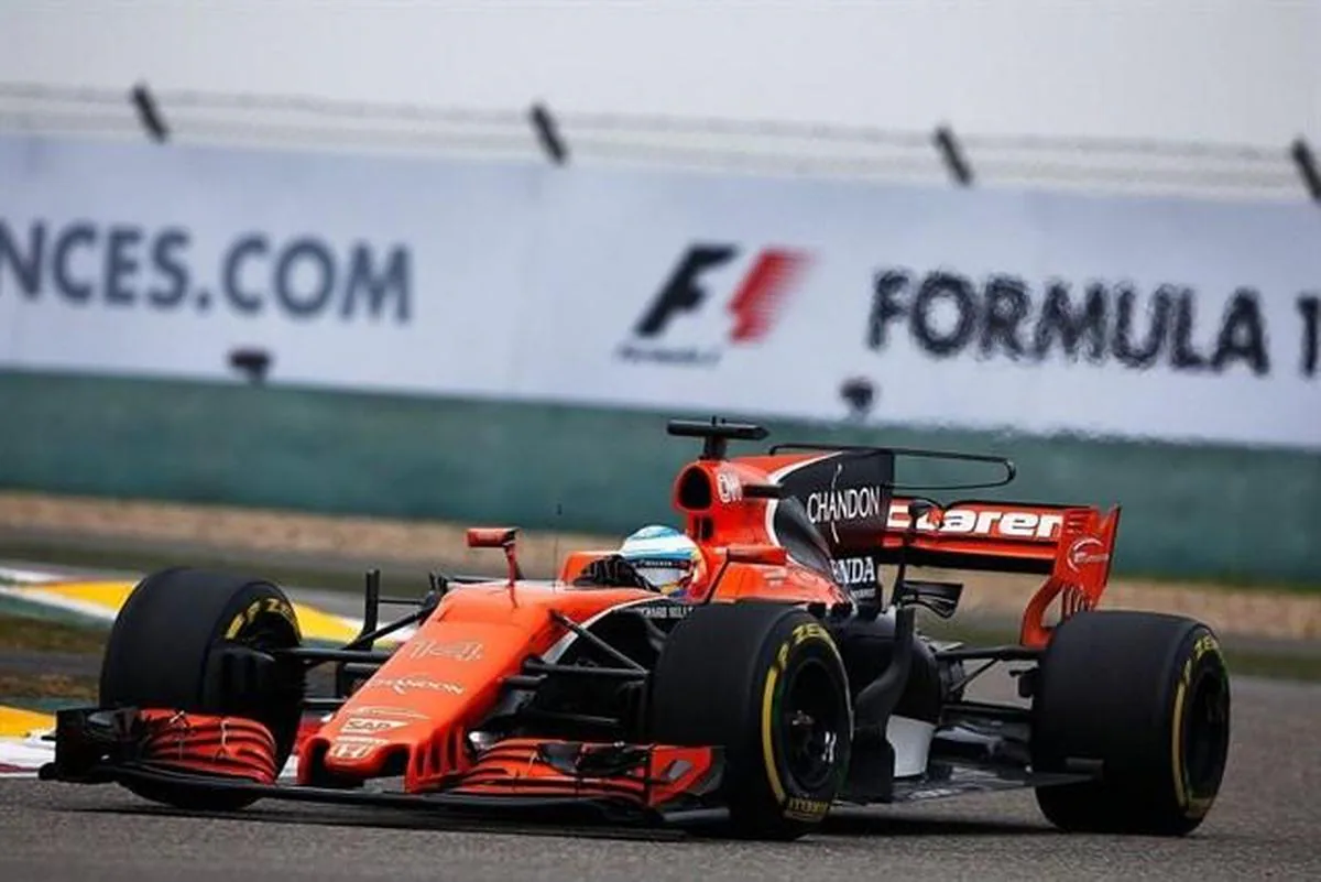 El McLaren de Alonso se rompe nada más salir a pista y se va a jugar al pádel