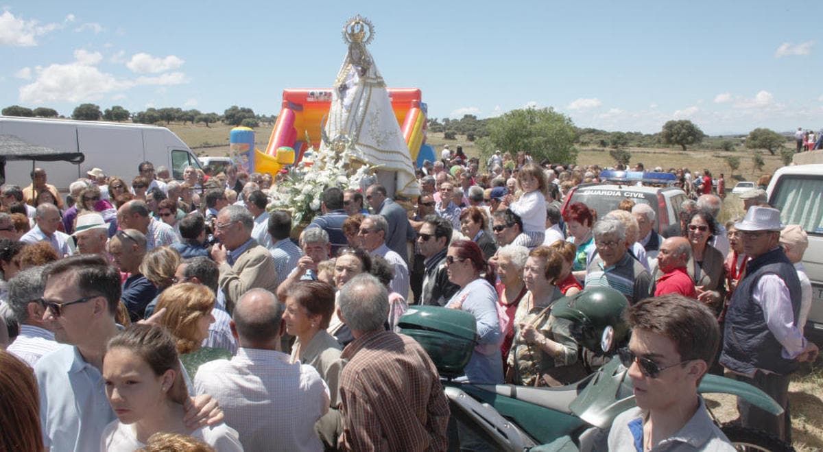 Valdejimena y El Cueto reúnen a miles de fieles en el Domingo de Pentecostés