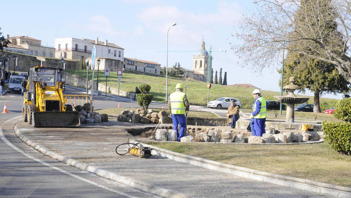 El tercer Árbol Gordo de Ciudad Rodrigo se plantará esta semana sin el alcorque para mejorar la posibilidad de que prenda