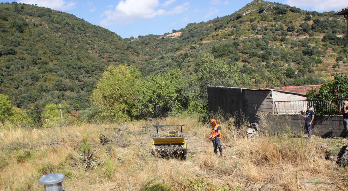 El plan de desbroce contra incendios de Entresierras se desarrolla con éxito