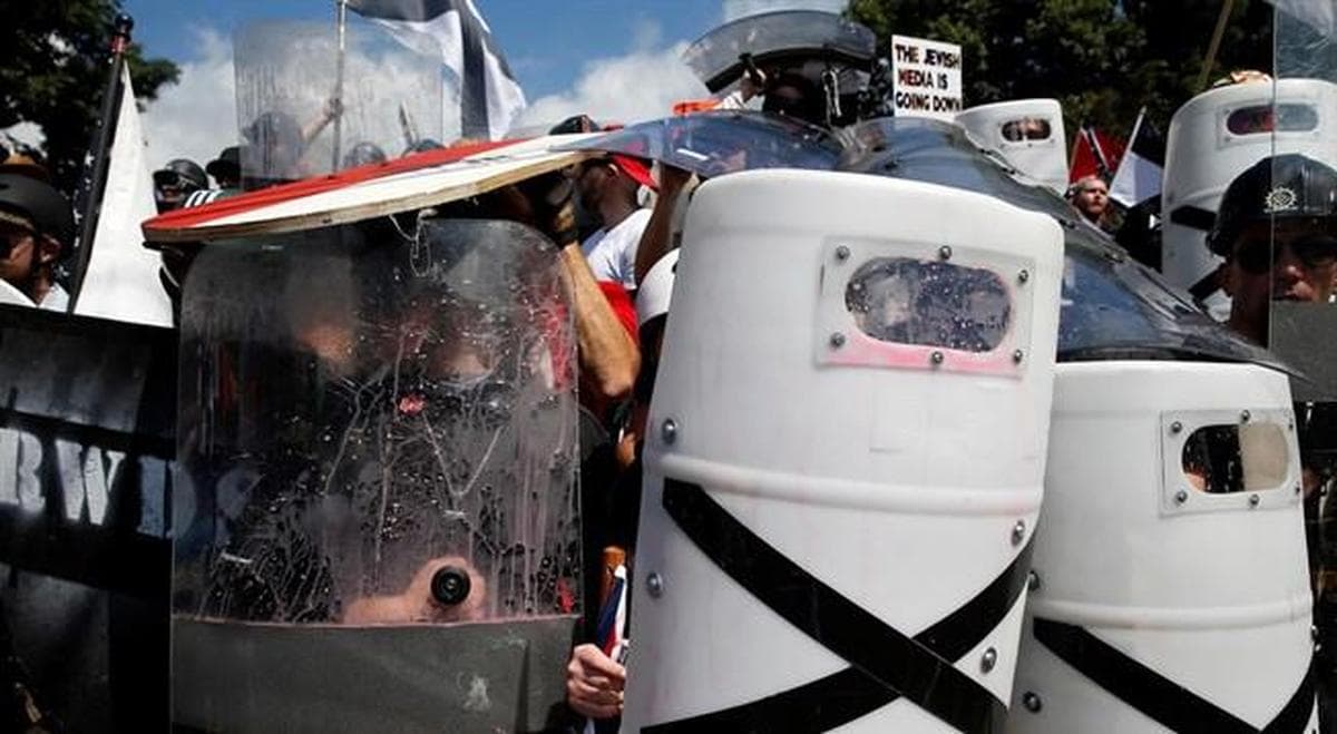 Dos muertos al estrellarse un helicóptero de la Policía que vigilaba la batalla campal de Charlottesville