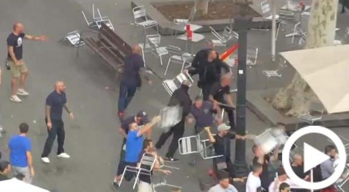 Una brutal pelea junto a la manifestación del 12-O en Barcelona destroza la terraza de un bar