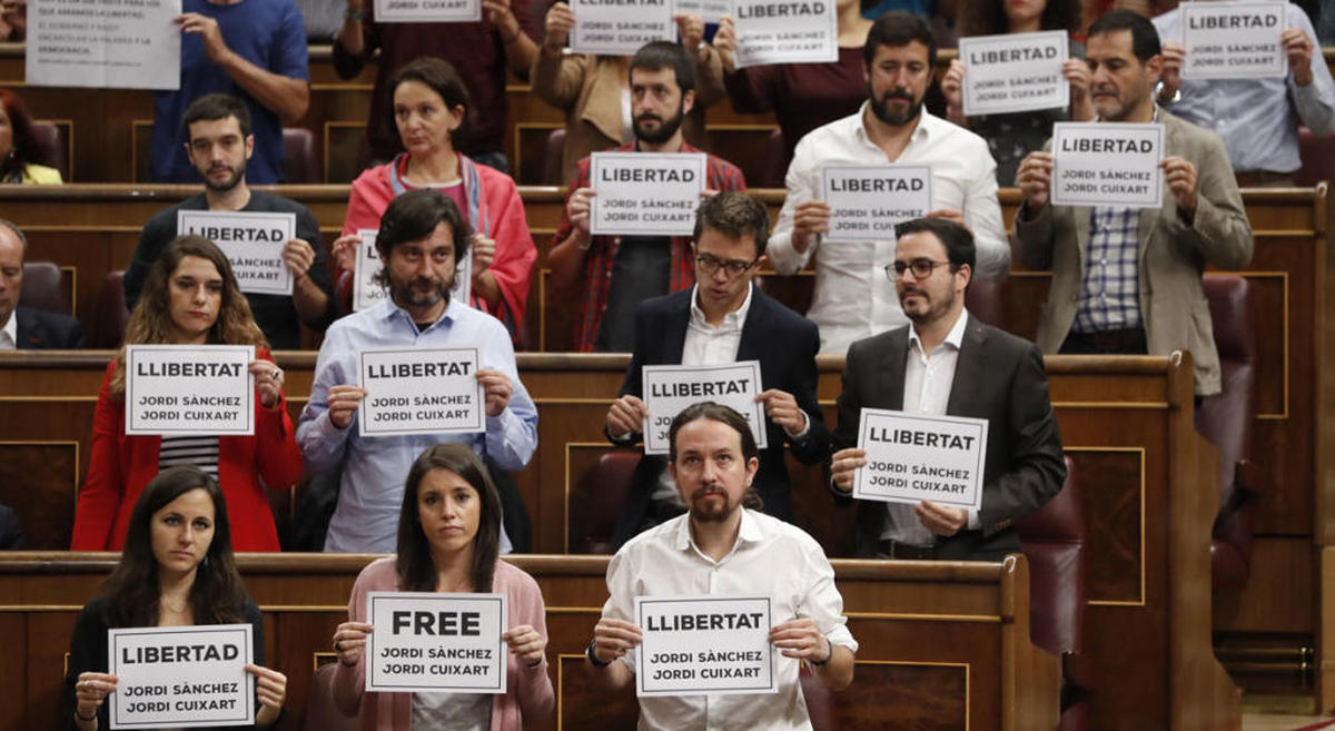 Podemos y PDeCAT agitan el Congreso con carteles pidiendo la libertad de 'los Jordi'