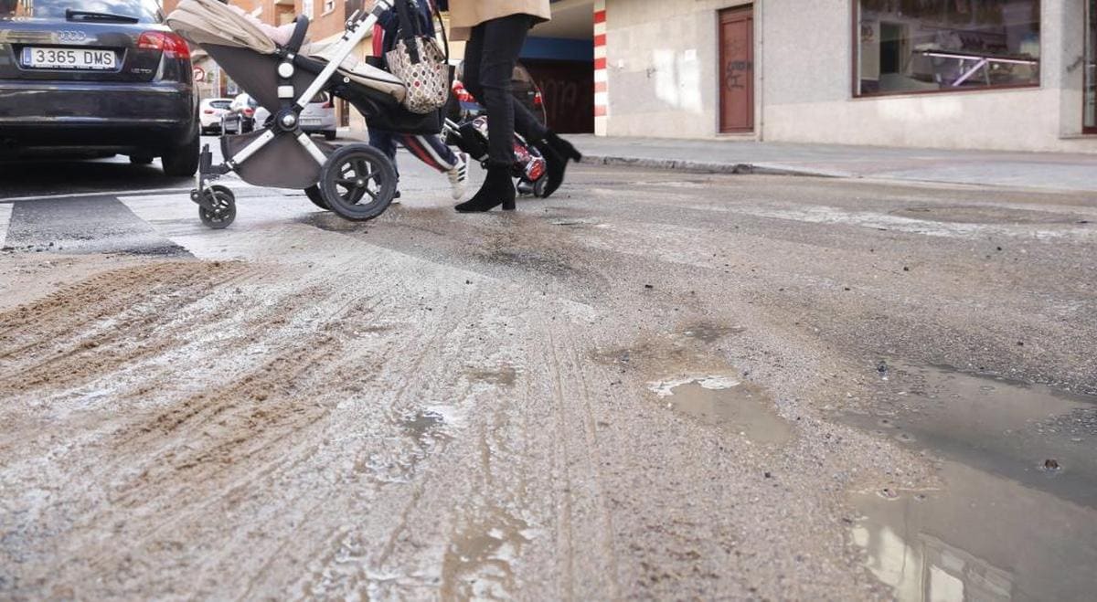 Un reventón en la calle Mérida deja a los vecinos cinco horas sin agua