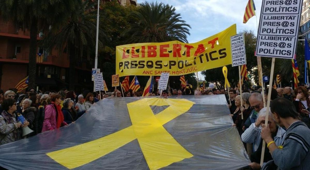 Miles de personas exigen en Barcelona la libertad de los presos políticos y la República