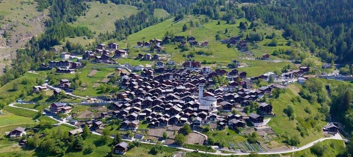 Un pueblo de Suiza ofrece 60.000 euros a las familias que se muden allí