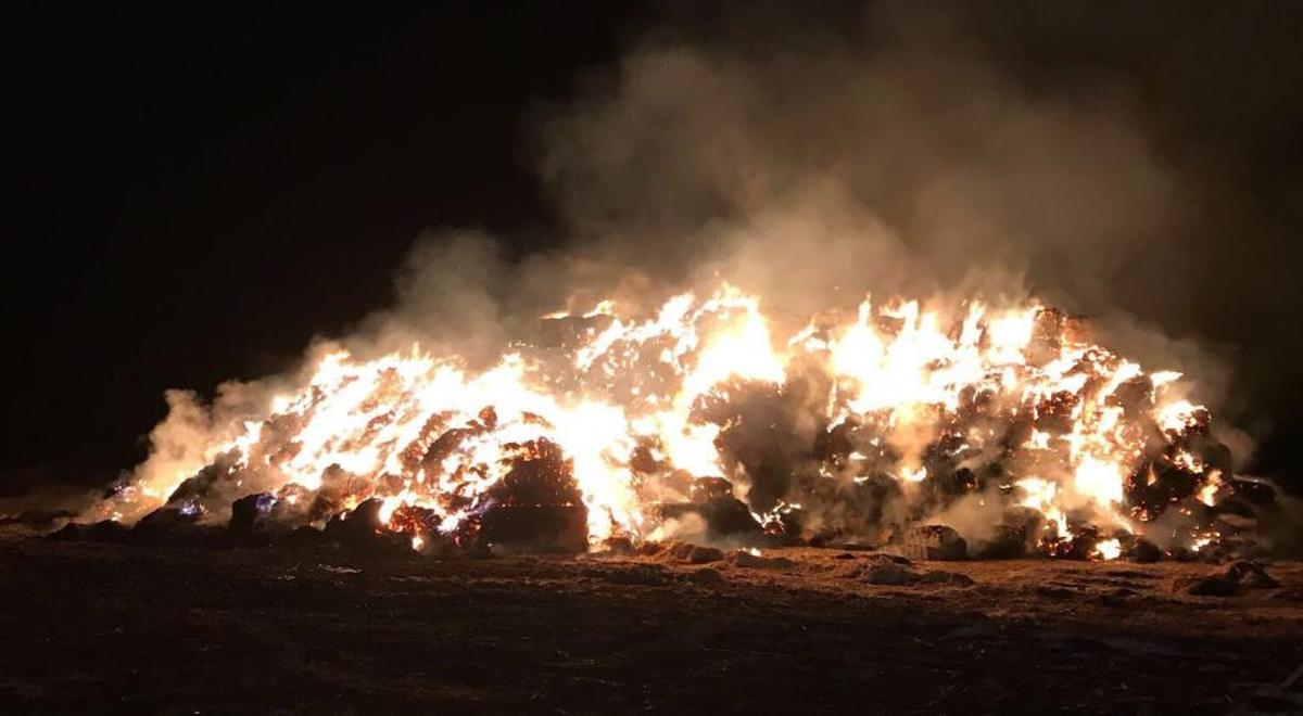 Un fuego quema un campo de pacas