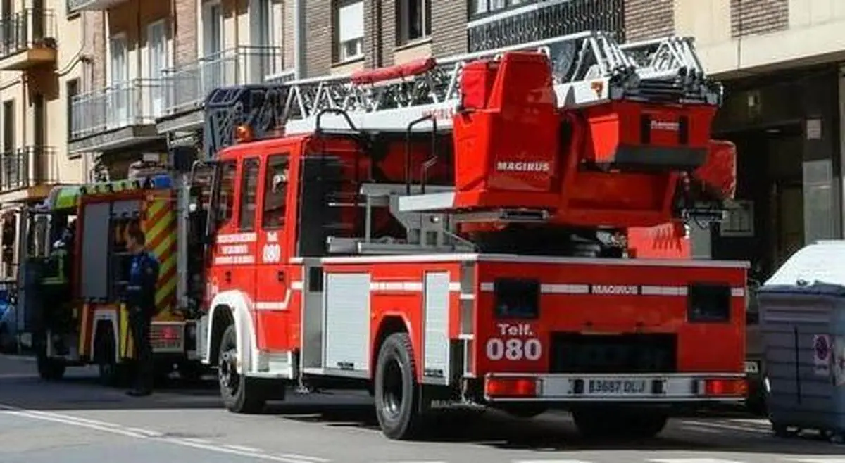 Los Bomberos extinguen un incendio en un edificio de la calle Vigo