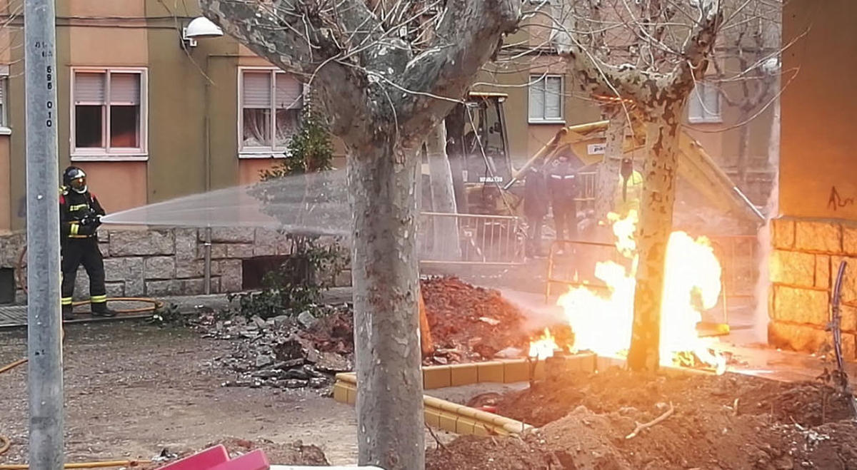 Alarma en el barrio San José por un fuego provocado tras picar una conducción de gas