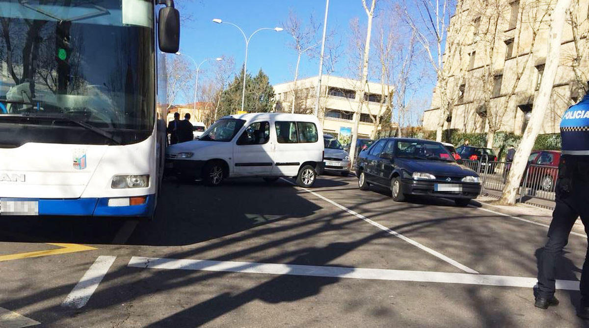 Aparatoso accidente de una furgoneta con un bus urbano junto al hospital Virgen de la Vega