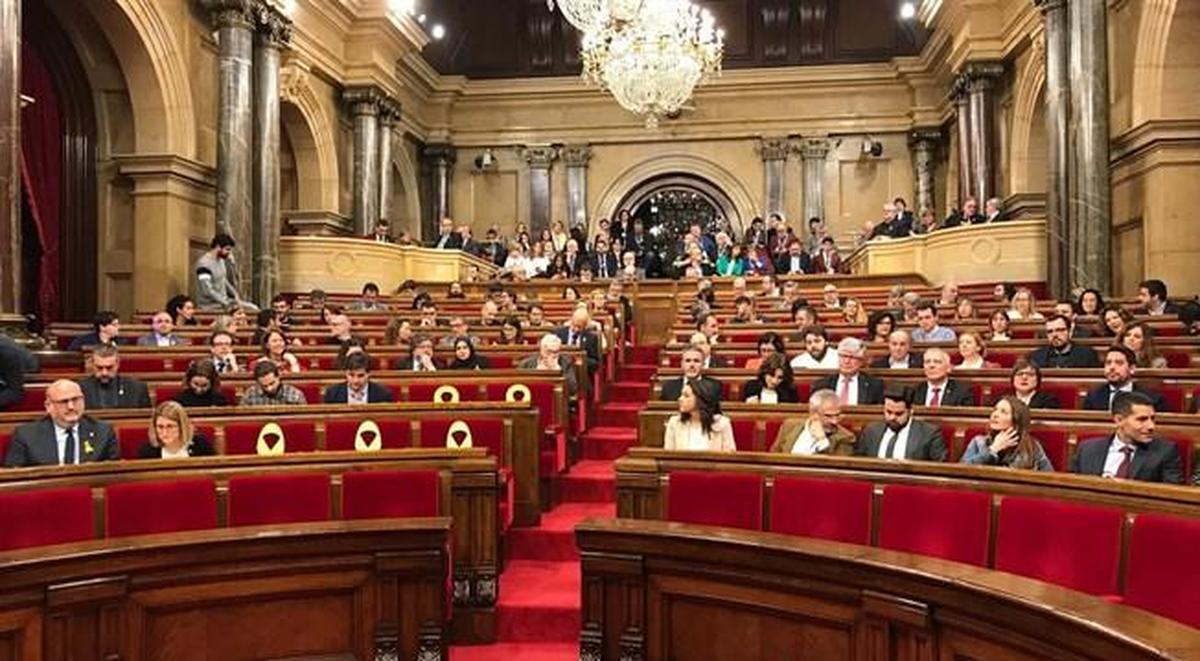 El Parlament defiende la investidura de Puigdemont y pide la liberación de los cabecillas del 'procés'