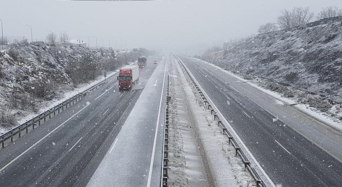 La nieve provoca problemas para circular en la Sierra de Béjar