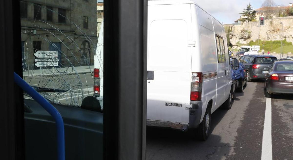 Aparatoso choque entre un turismo, una furgoneta y un bus urbano en Rector Esperabé