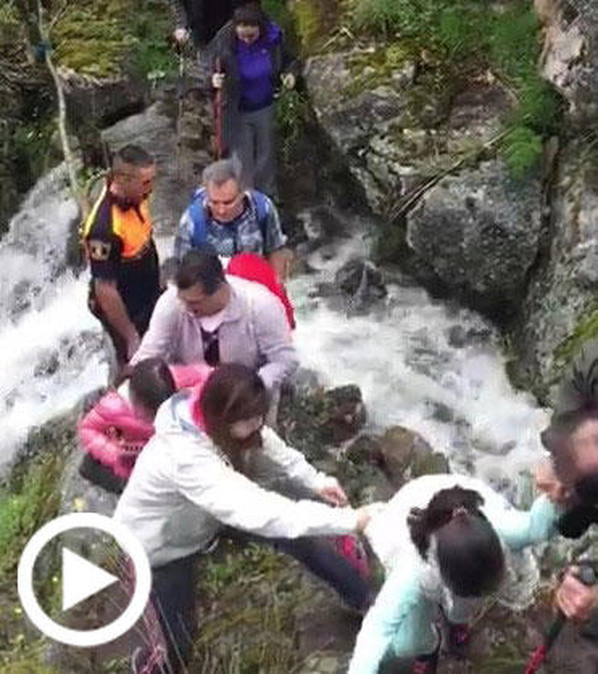 Vídeo: La dureza de la marcha de Mieza atravesando una cascada