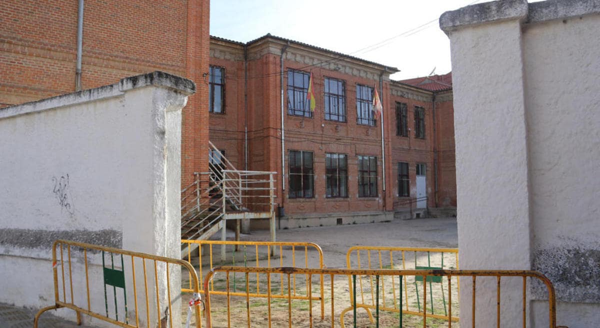 El colegio Unamuno de Peñaranda, expuesto a botellones y robos por la puerta rota del patio