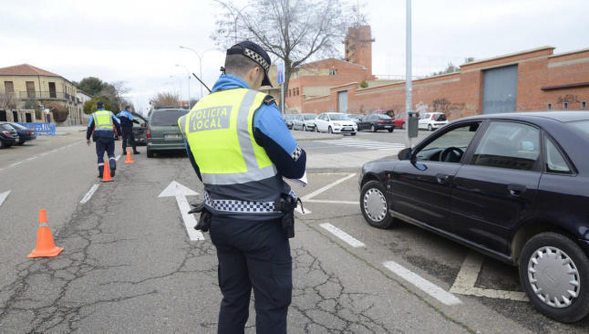 Le 'pillan' hablando por el móvil al volante y descubren una mercancía de marihuana por el fuerte olor que desprendía