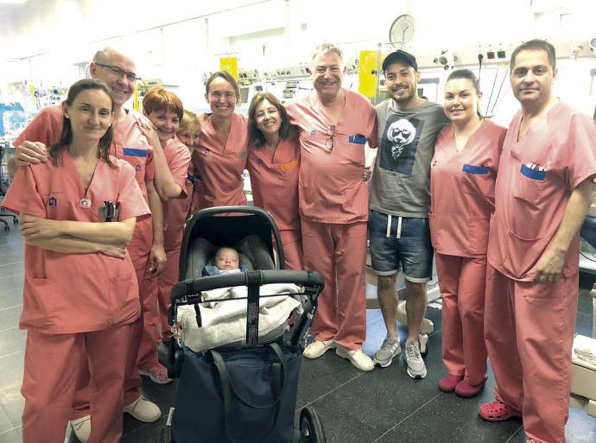 El bebé del futbolista David Silva recibe el alta médica tras 5 meses