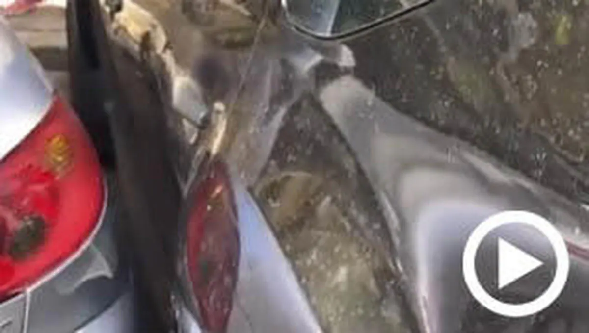 Vídeo: Tiene que entrar al coche por el maletero porque otros dos vehículos lo dejan encajonado