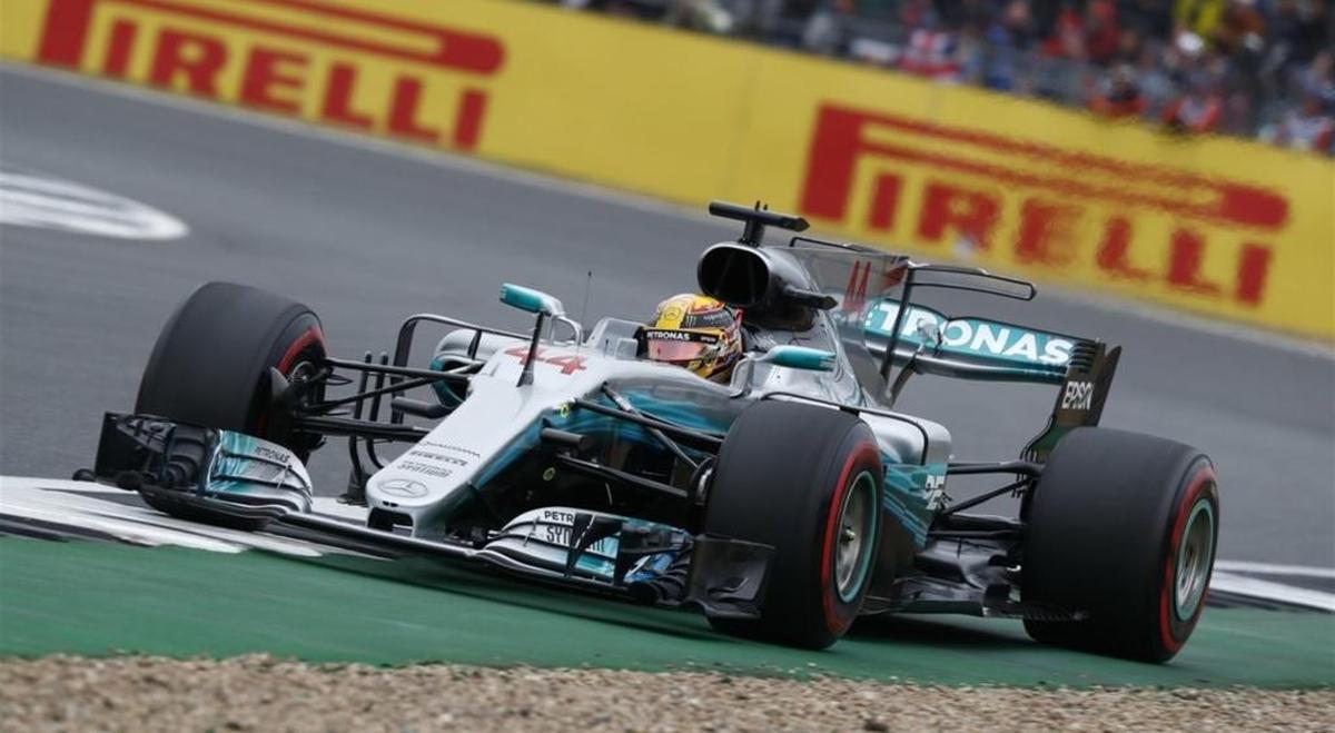 Hamilton consigue la 'pole' bajo llovizna, con Sainz séptimo y Alonso decimosexto